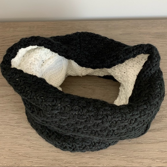 Aldo Reversible Cable Knit Black & White Infinity Scarf NWOT - Picture 3 of 6